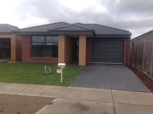 Nice 3 BR 19 Challenger Circuit, Cranbourne East, VIC 3977