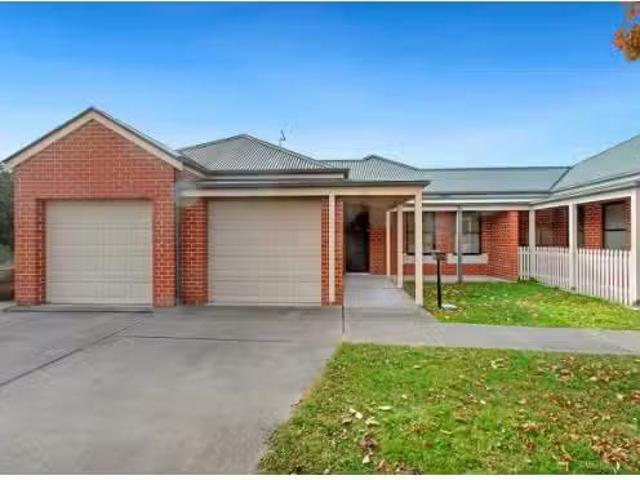 Unique 3 BR 107 Lambert Street, Bathurst House for rent Liste.