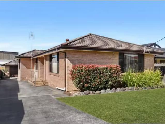 Unique 3 BR 10 High Street, CORRIMAL House for rent Listed by.