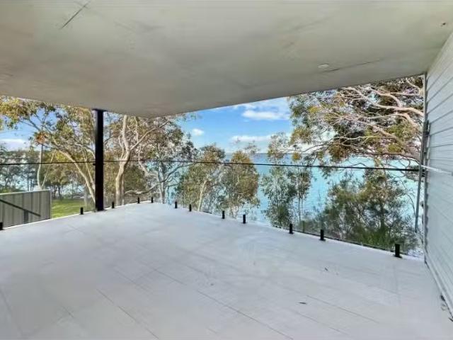 Cheap 3 BR 1/144 Tuggerawong Road, Wyongah Townhouse for rent.