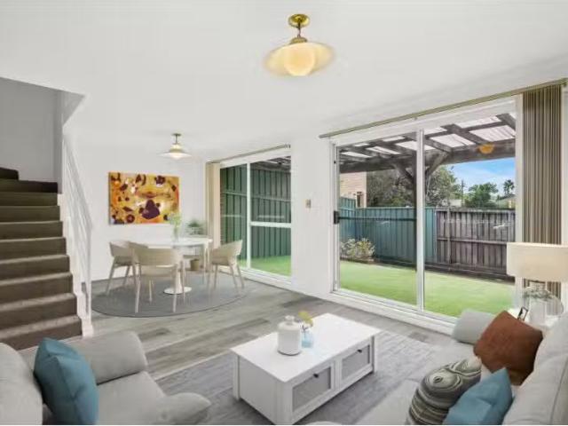 Nice 3 BR 1/1 Ramu Close, Sylvania Waters Townhouse for rent.