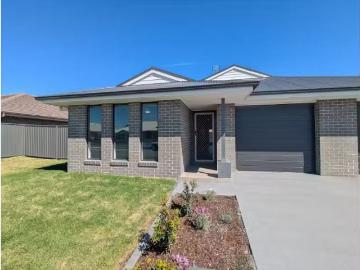 Deal! 3 BR 1/20 Lakeside Circuit, CESSNOCK Townhouse for rent.