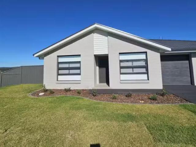 For Rent! 3 BR 1/30 Corymbia Circuit, HEDDON GRETA Townhouse f.