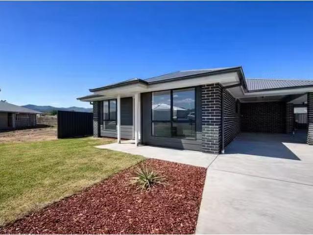 Cozy 3 BR 1/3 Daisy Close, KOOTINGAL Townhouse for rent Liste.