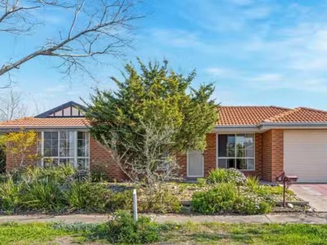Deal! 3 BR 1 Strickland Crescent, Burnside, VIC 3023