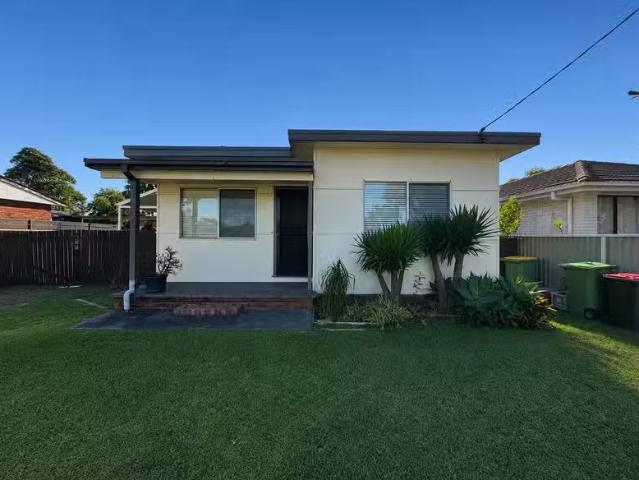 For Rent! 3 BR 24 Glenlake Avenue, Toukley, NSW 2263 House f.