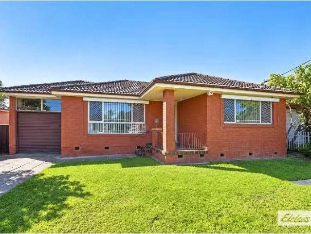 Deal! 3 BR 24 Hamersley Street, Fairfield West House for rent.