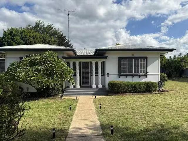 Just in! 3 BR 24 Vacy Street, Newtown, QLD 4350