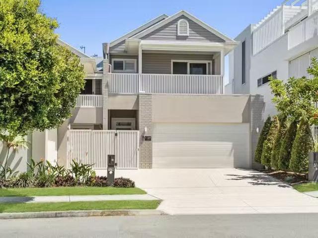 Cozy 3 BR 2/9 Sapphire Street, Paradise Point, QLD 4216 Hous.