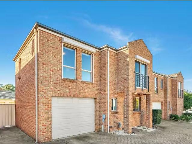 Charming 3 BR 2/14 England Street, West Wollongong Townhouse f.
