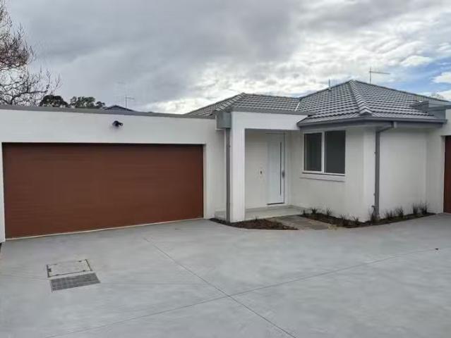 Deal! 3 BR 2/14 Selkirk Court, Berwick, VIC 3806 Unit for Rent