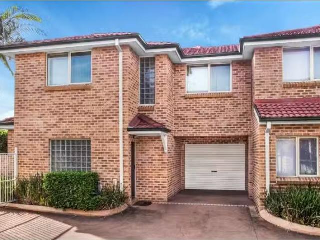 Nice 3 BR 2/180 Newbridge Rd, MOOREBANK Townhouse for rent Li.