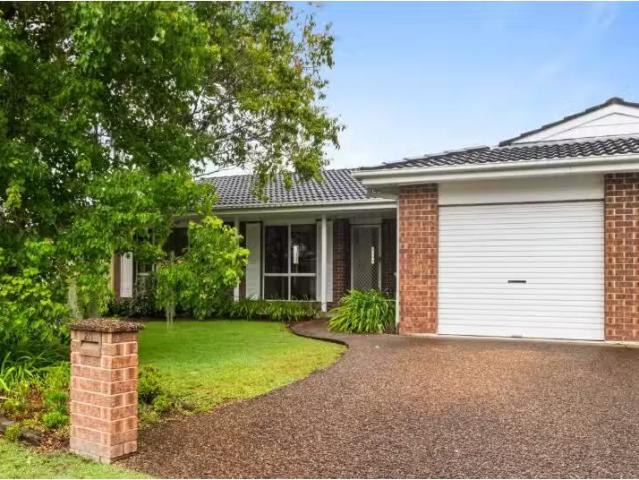 Charming 3 BR 2/1 Alex Close, Ourimbah Townhouse for rent Lis.