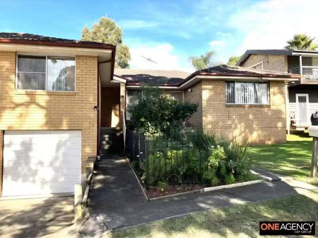 Unique 3 BR 2/230 St Johns Road, BRADBURY Townhouse for rent.