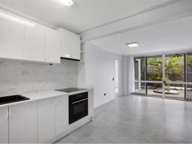 Nice 3 BR 2/33 Darrambal Street, Surfers Paradise, QLD 4217