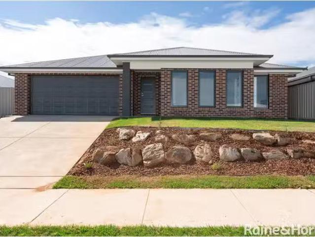 Cozy 3 BR 2/34 Cootamundra Boulevard, GOBBAGOMBALIN House for.