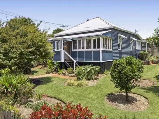 For Rent! 3 BR 35 Ramsay Street, South Toowoomba House for ren.