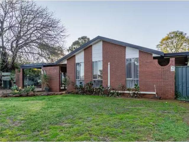 Cheap 3 BR 32 Springfield Way, DUBBO House for rent Listed by.