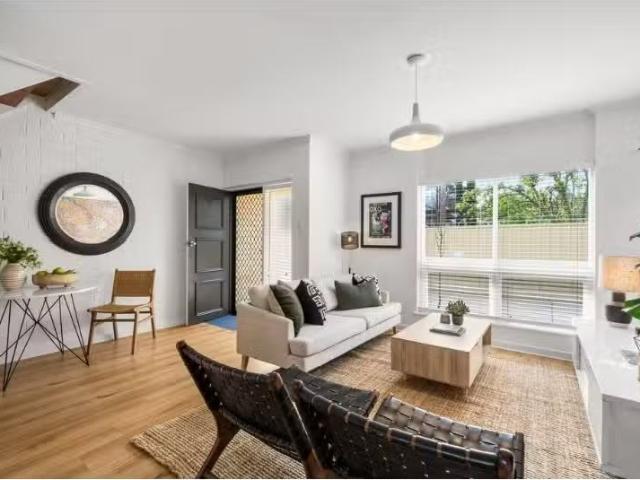Just in! 3 BR 3/33 Devon Street North, GOODWOOD Townhouse for.