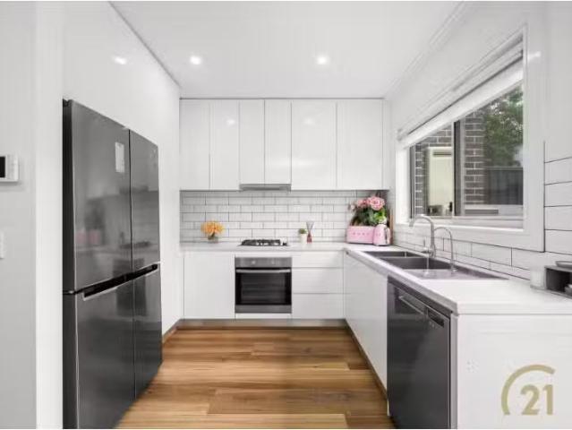Nice 3 BR 4/6 Holland Crescent, Casula Townhouse for rent Lis.