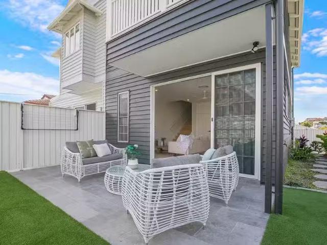 For Rent! 3 BR 48 Wellington Street, COORPAROO, QLD 4151 Tow.