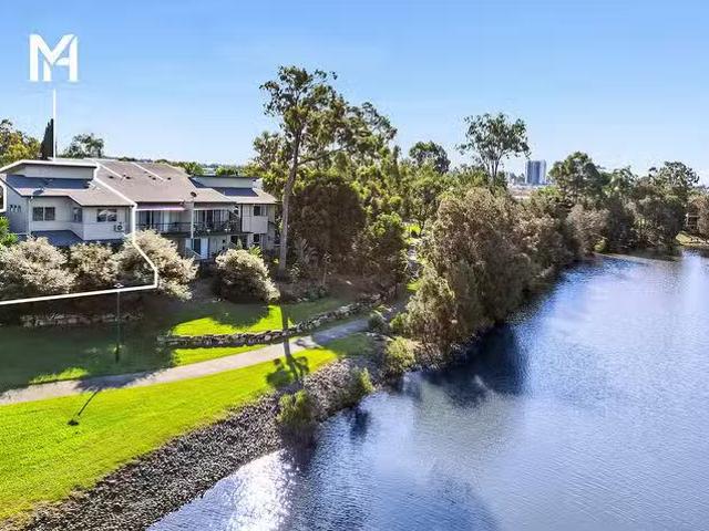 Cozy 3 BR 4/10 Comore Drive, Varsity Lakes, QLD 4227