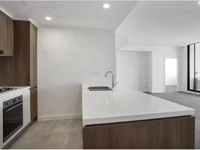 For Rent! 3 BR 414/75 Francis Street, CARLTON Apartment for re.