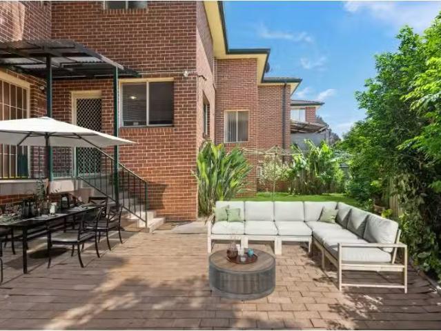 Rental! 3 BR 4/14 Nicoll Street, ROSELANDS Townhouse for rent.