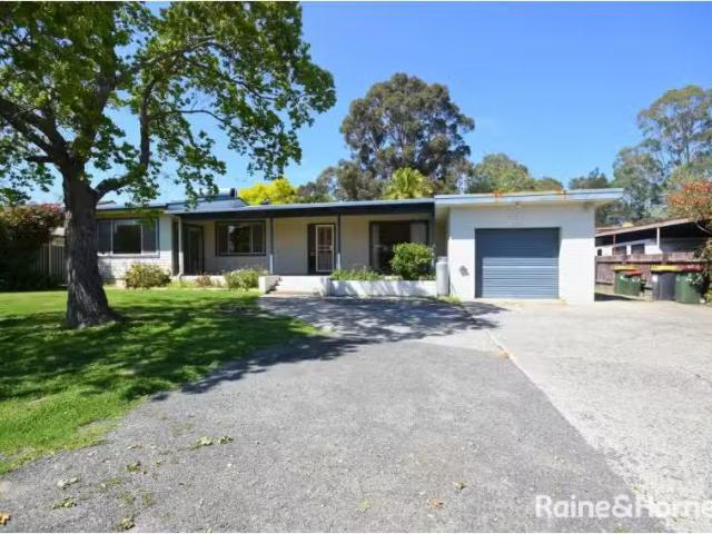 Nice 3 BR 42 Hillcrest Avenue, SOUTH NOWRA Townhouse for rent.