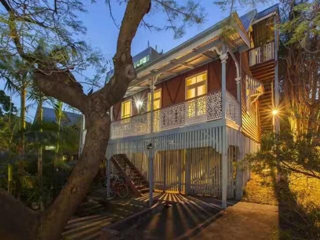 Rental! 3 BR 50 Phillips Street, Spring Hill, QLD 4000