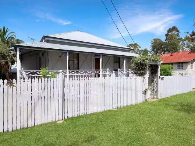 Cozy 3 BR 5 Flint Street, North Ipswich, QLD 4305