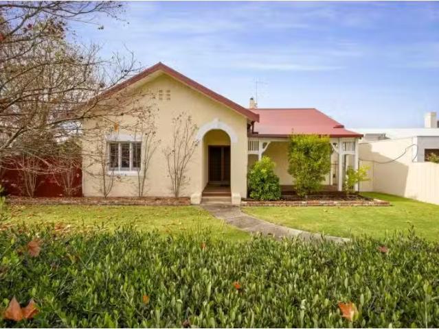 Cozy 3 BR 628 Kiewa Street, ALBURY House for rent Listed by A.