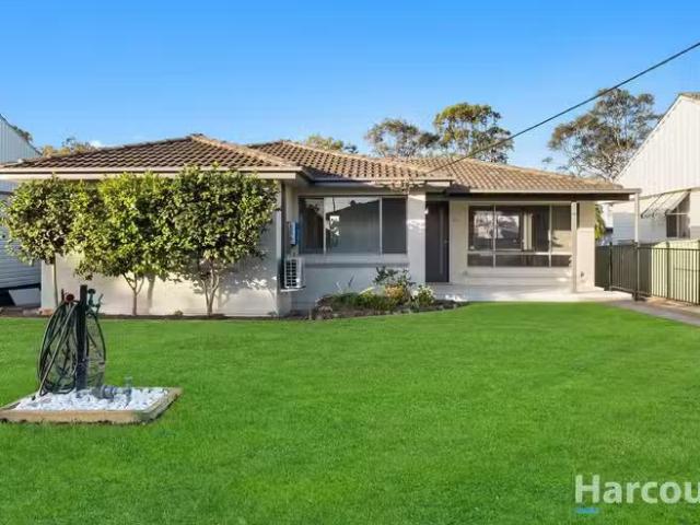Nice 3 BR 62 Conmurra Circuit, Shortland, NSW 2307 House for.