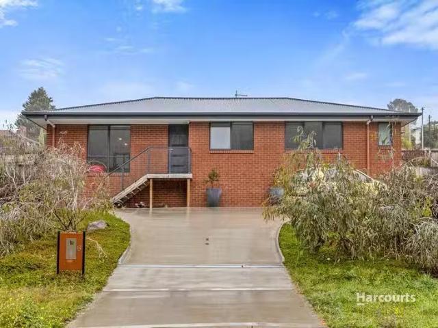 Charming 3 BR 6 Ironbound Place, Mornington, TAS 7018