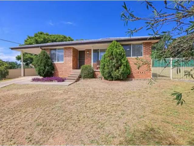 Nice 3 BR 6 Myall Close, Muswellbrook House for rent Listed b.