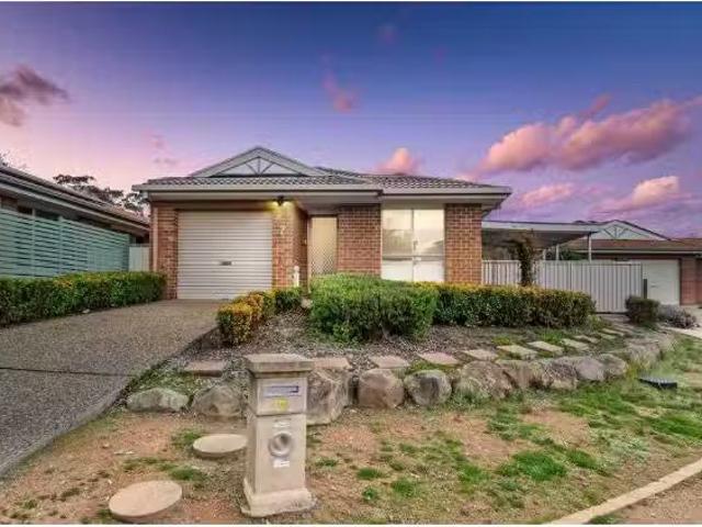 Just in! 3 BR 7 Saxby Close, Amaroo House for rent Listed by.