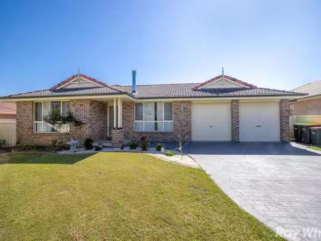 Nice 3 BR 7 Thora Close, Forster, NSW 2428