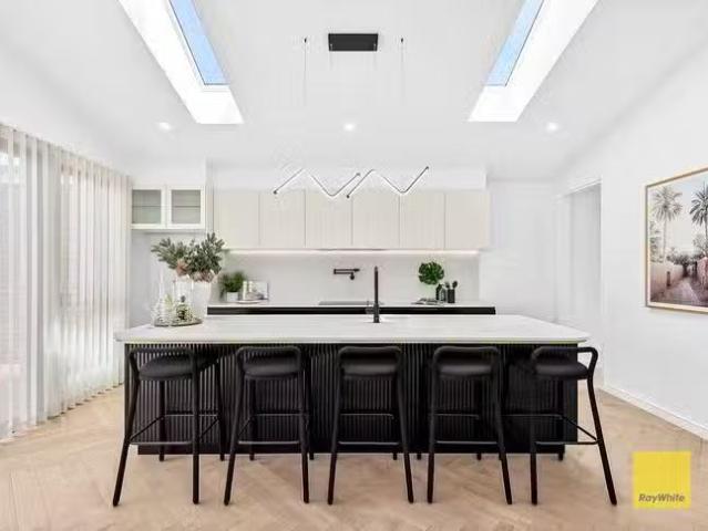 Cozy 3 BR 7B Lomond Terrace, East Geelong, VIC 3219