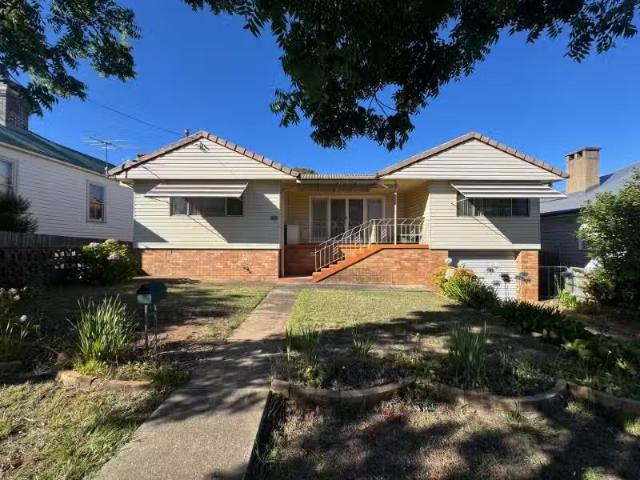 Rental! 3 BR 81 Mann Street, Armidale House for rent Listed b.