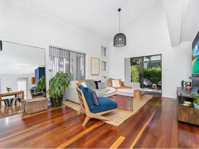 Charming 3 BR 8/39 Campbell St, Woonona Townhouse for rent Li.