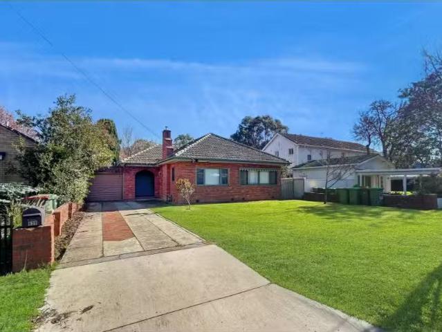 Charming 3 BR 839 St James Crescent, North Albury House for re.