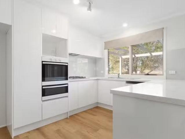 Nice 3 BR 8 Mahogany Avenue, Berwick, VIC 3806 House for Rent