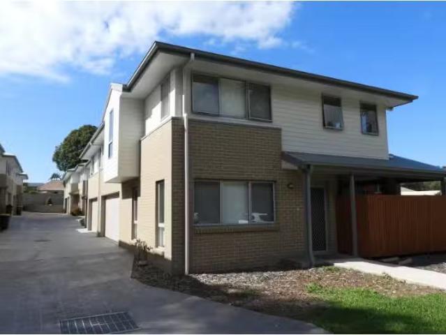 Just in! 3 BR 9/53 Cross Street, Corrimal Townhouse for rent.