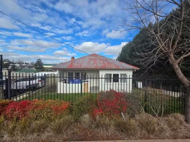 Deal! 3 BR 97 Sydney Road, KELSO House for rent Listed by Car.