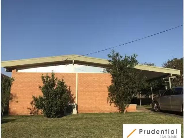 Nice 3 BR 9 Gloucester Street, MACQUARIE FIELDS House for rent.
