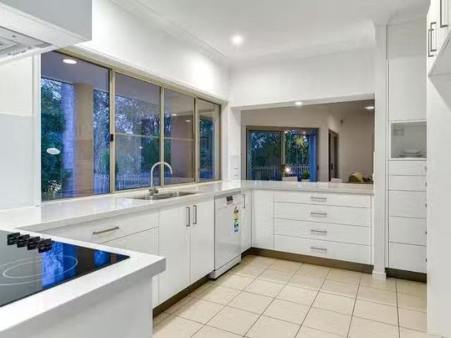 Nice 3 Incana Street, Chapel Hill, QLD 4069