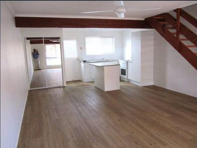 For Rent unit 10/111 Barbaralla Drive Springwood