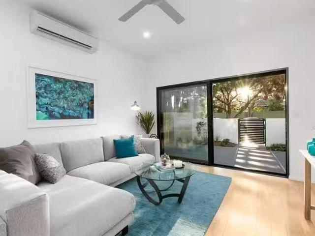 Charming UNIT 2/1 Livingstone Street, Yeerongpilly, QLD 4105