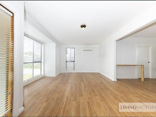 Low Maintenance Unit in Convenient Location