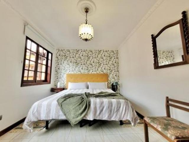 For rent, very large flat in the right center of Puerto de la Cruz, near the Plaza de Charco with 4 bedrooms and 3 bathrooms, they´re 2 garage spaces included
